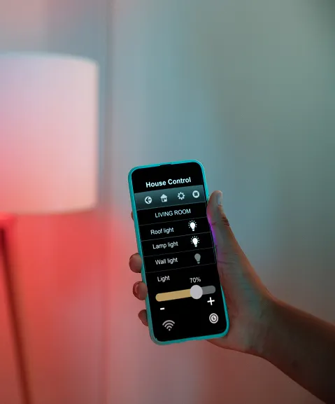 Smartphone pilotant l’éclairage connecté d’un salon