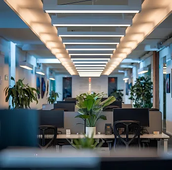 Espace de bureaux moderne éclairé par des luminaires LED, avec des plantes