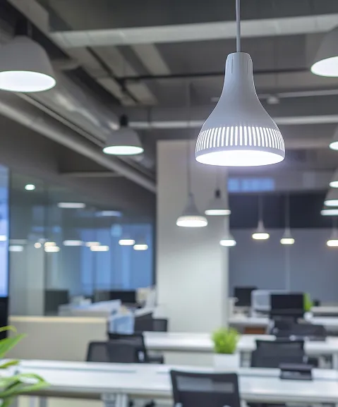 Luminaires LED modernes éclairant un bureau professionnel