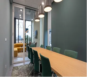 Salle de réunion moderne éclairée par des suspensions